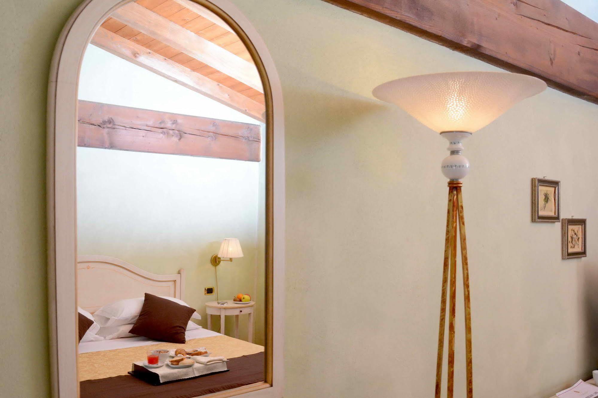 Albergo Dimora Storica Antica Hostelleria เครมา ภายนอก รูปภาพ