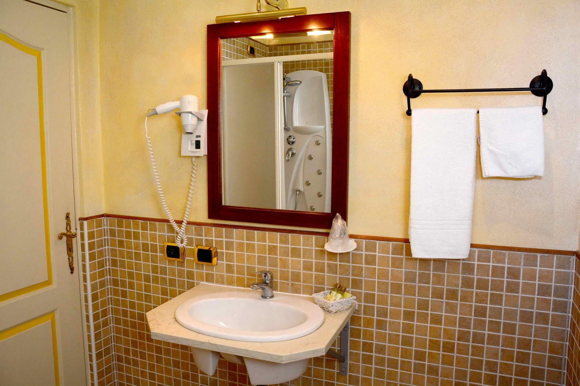 Albergo Dimora Storica Antica Hostelleria เครมา ภายนอก รูปภาพ