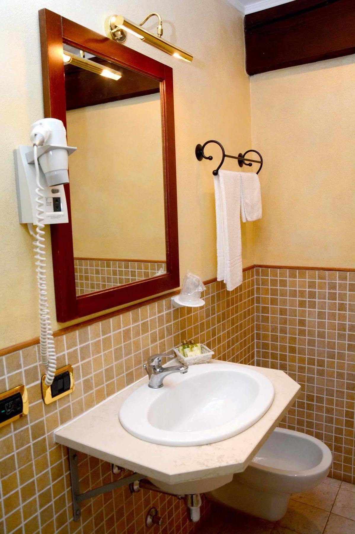 Albergo Dimora Storica Antica Hostelleria เครมา ภายนอก รูปภาพ