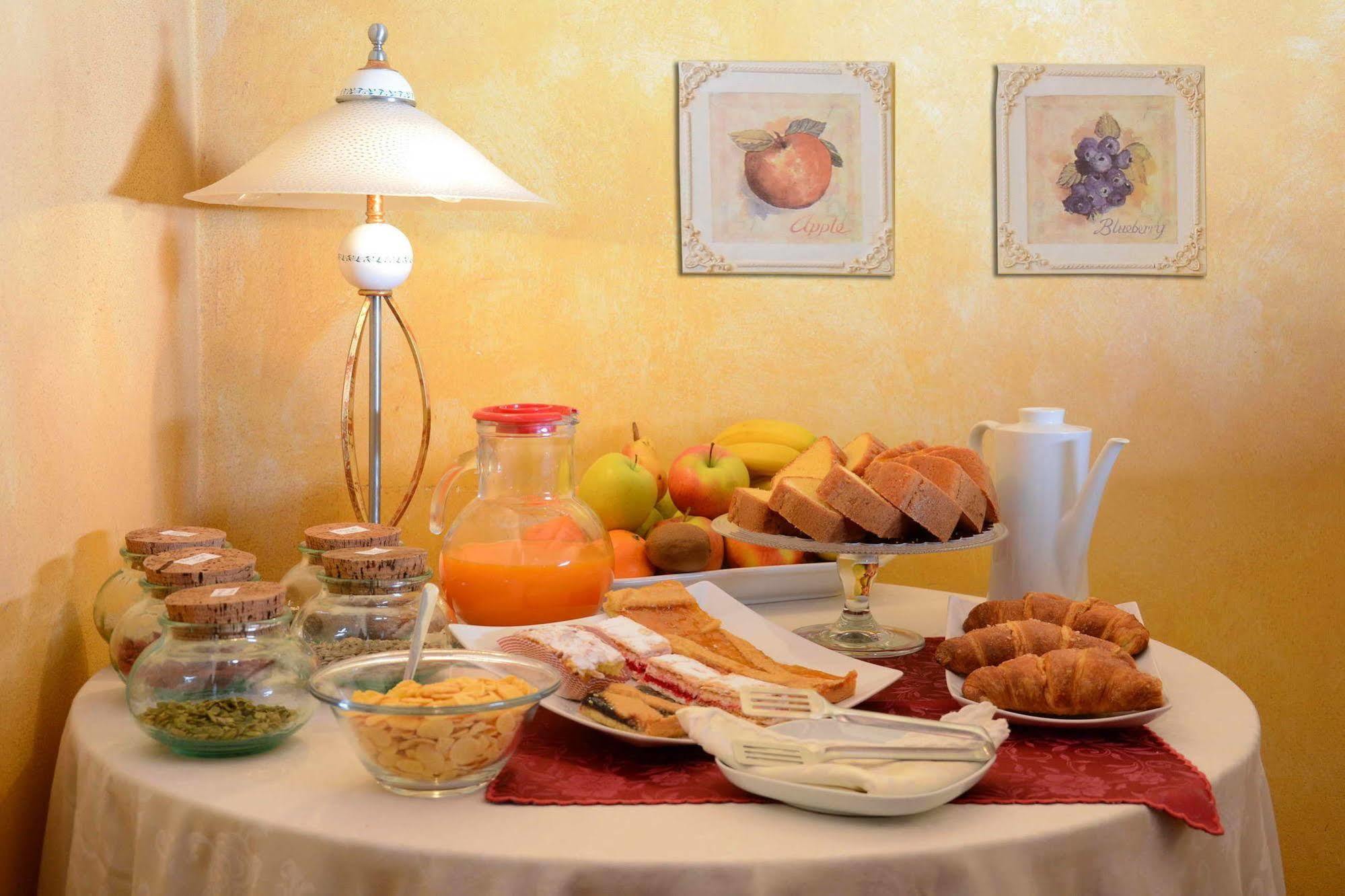 Albergo Dimora Storica Antica Hostelleria เครมา ภายนอก รูปภาพ